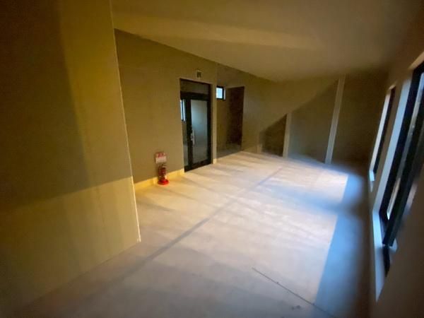 �y�����E���r���O�z�@