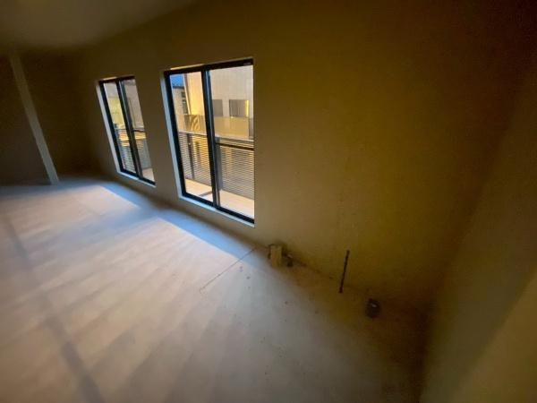 �y�����E���r���O�z�@