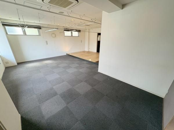 �y�����E���r���O�z�@