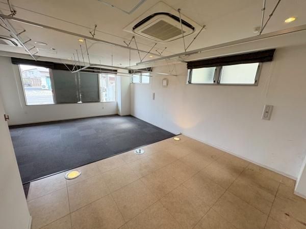 �y�����E���r���O�z�@