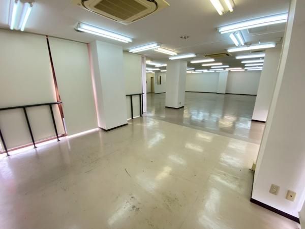 �y�����E���r���O�z�@