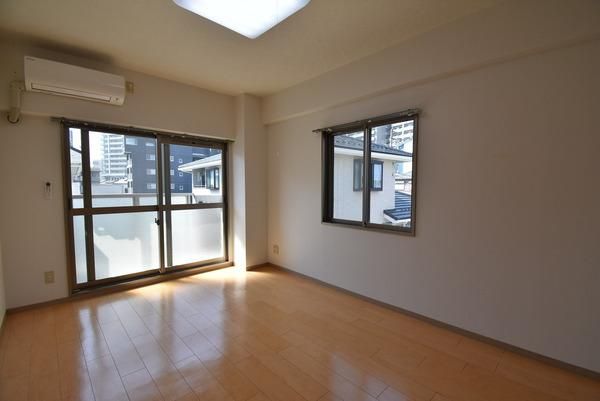 �y�����E���r���O�z�@