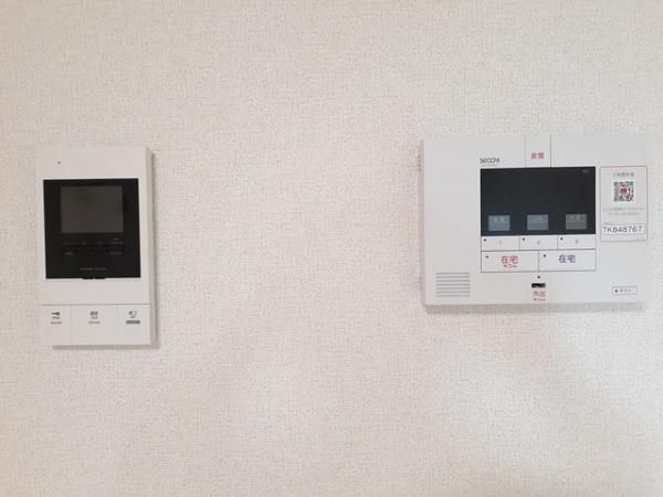 �y�Z�L�����e�B�z�@