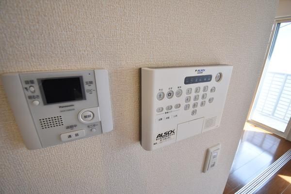 �y�Z�L�����e�B�z�@