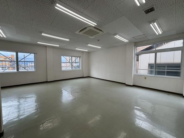 �y�����E���r���O�z�@