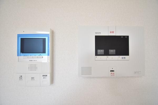 �y�Z�L�����e�B�z�@