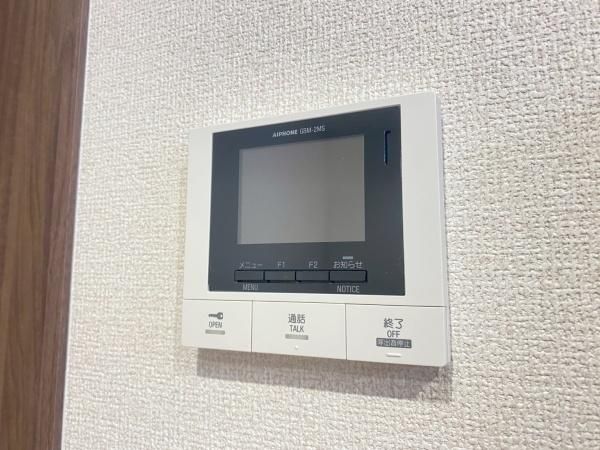 �y�Z�L�����e�B�z�@