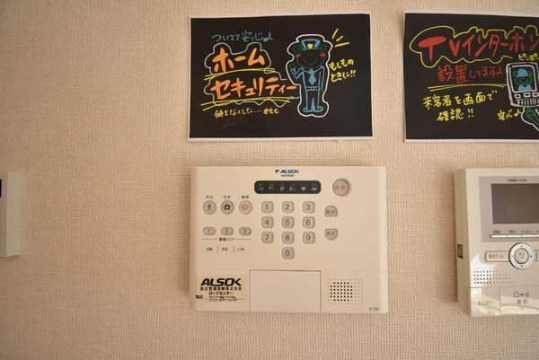 �y�Z�L�����e�B�z�@