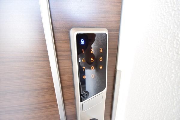 �y�Z�L�����e�B�z�@