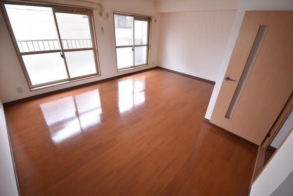 �y�����E���r���O�z�@