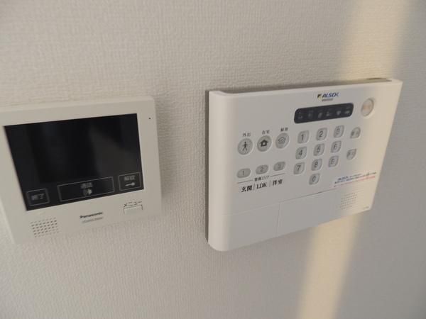 �y�Z�L�����e�B�z�@