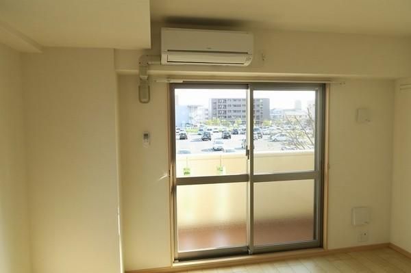 �y�Z�L�����e�B�z�@