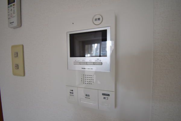 �y�Z�L�����e�B�z�@