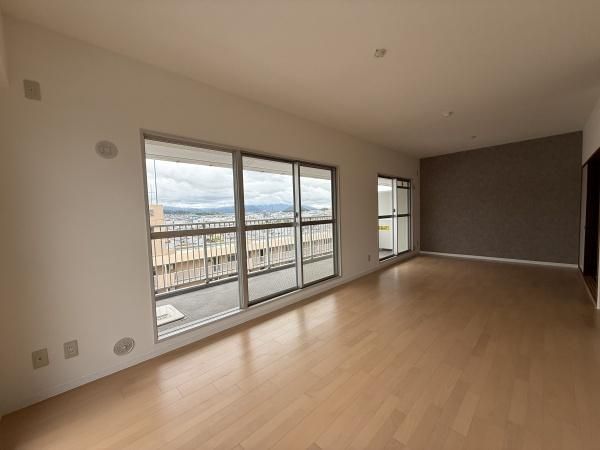 �y�����E���r���O�z�@