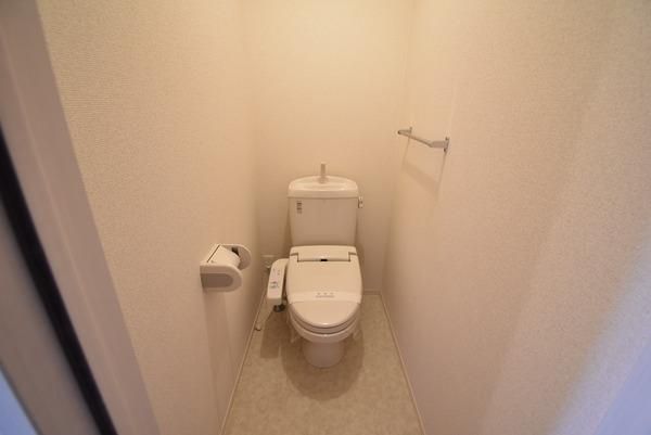 【トイレ】　お写真は同物件別棟の参考写真です