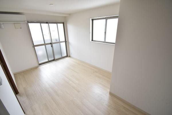 �y�����E���r���O�z�@